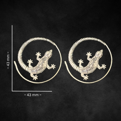 Silver gecko lizard earrings – stylish nature-inspired jewelry.
