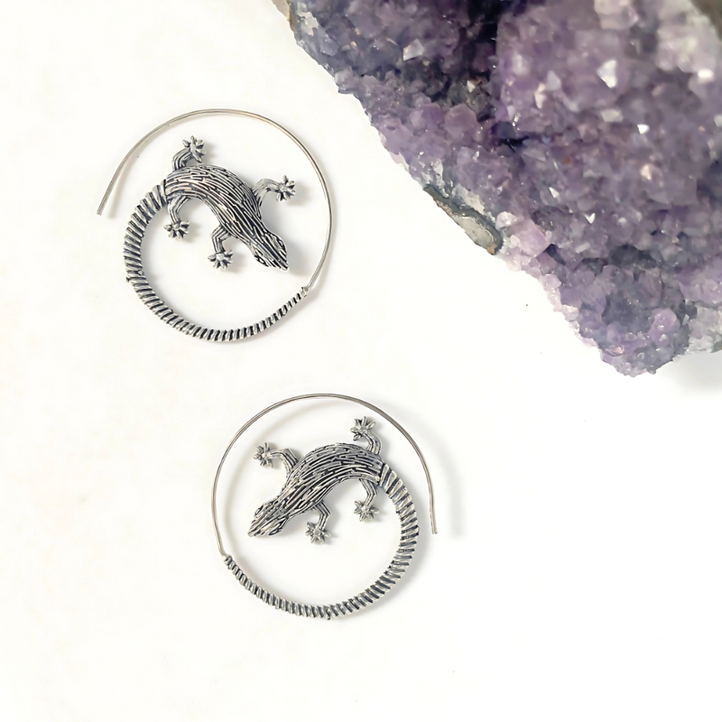 Silver gecko lizard earrings – stylish nature-inspired jewelry.